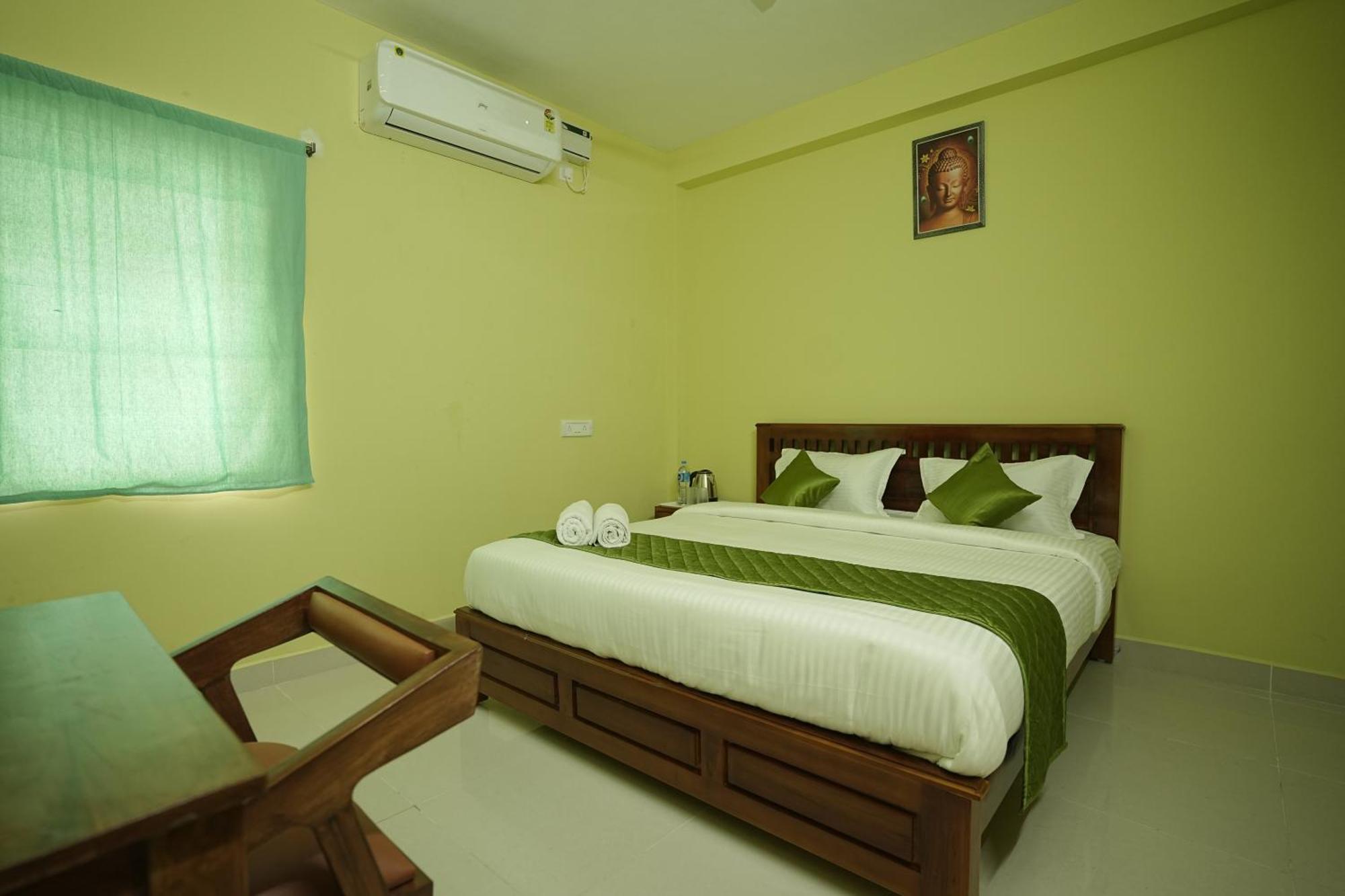 Le Leos Park Inn بونديتْشيري المظهر الخارجي الصورة