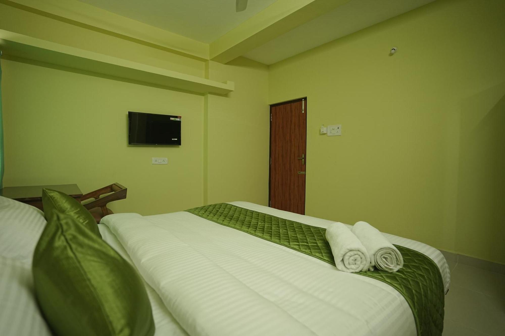 Le Leos Park Inn بونديتْشيري المظهر الخارجي الصورة
